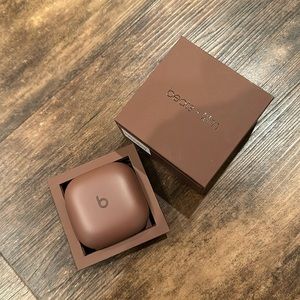 Beats Fit Pro X Kim in brown